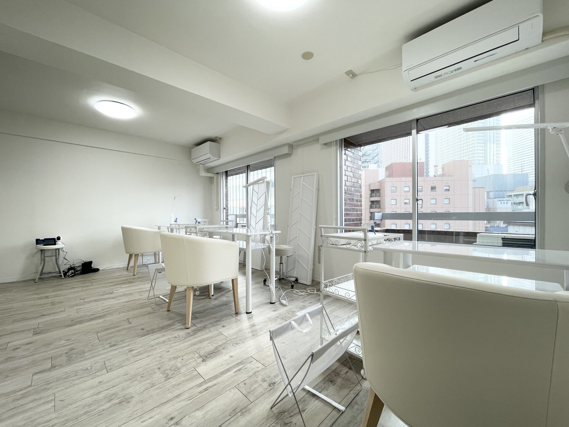 ネイル空間・新宿西口店内