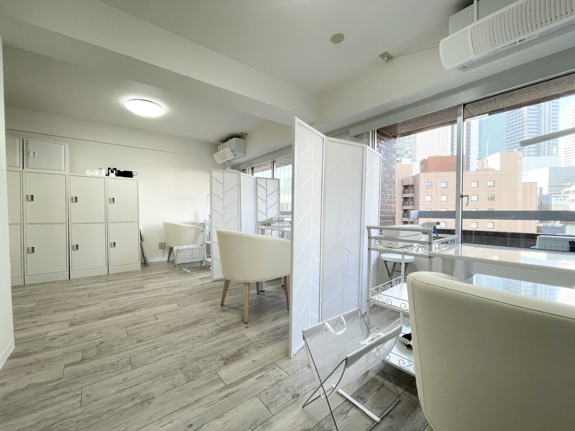 ネイル空間・新宿西口店内